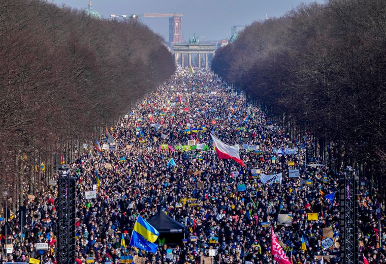 Берлін заборонив прапори та символіку України на заходах 8-9 травня (відео)