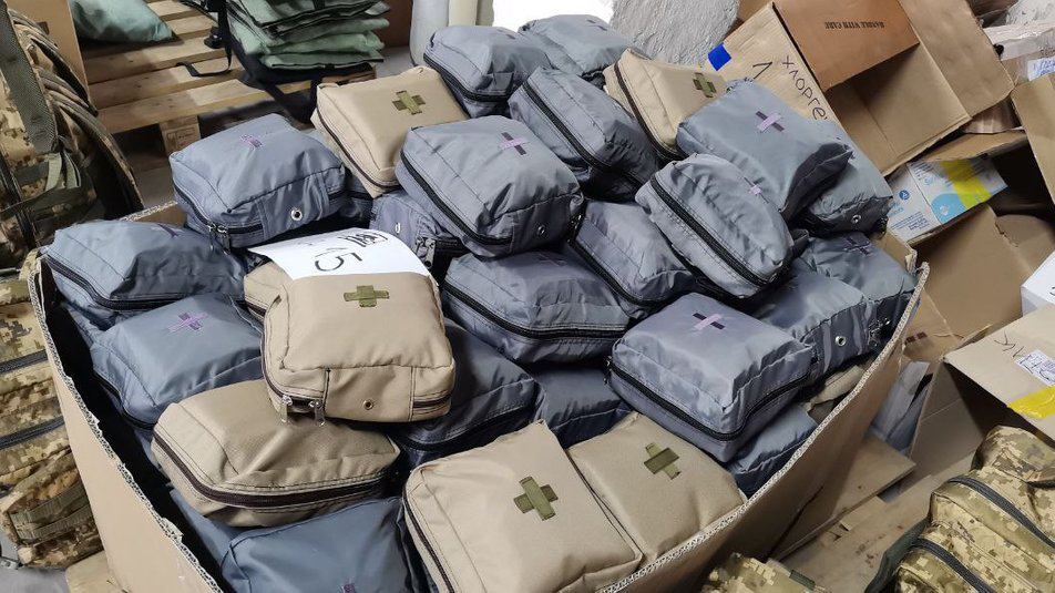 У Луцьку волонтери спаковують медикаментами тактичні рюкзаки та аптечки для бійців