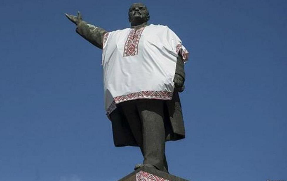 Декомунізація: Ткаченко закликає не зносити пам'ятники бездумно