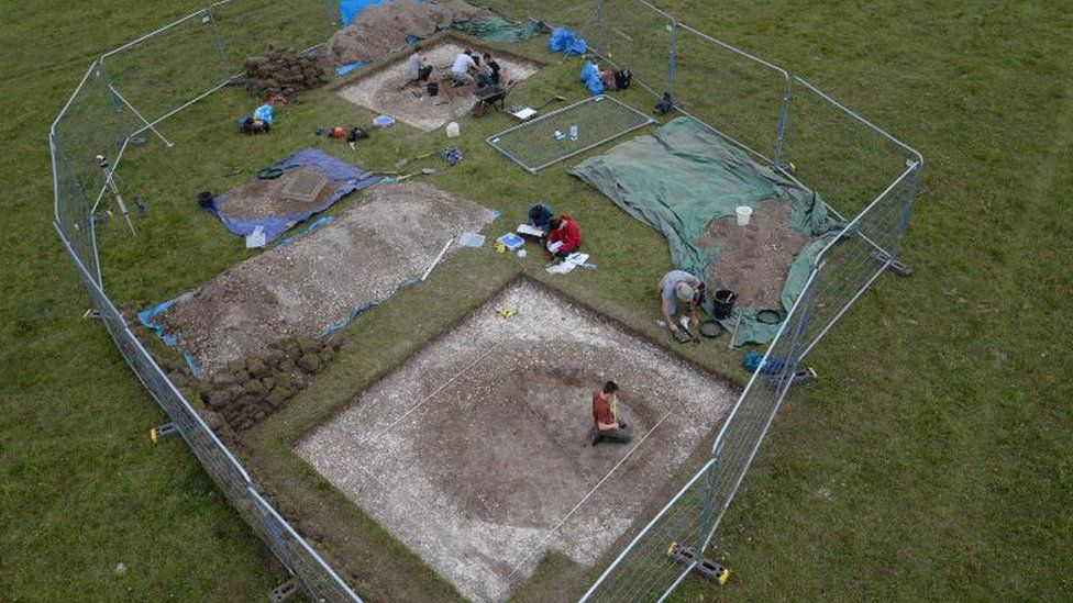 Неподалік Стоунхенджу археологи знайшли доісторичні мисливські ями
