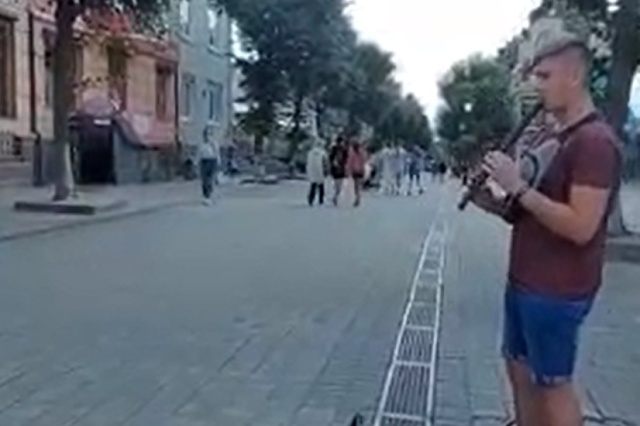 Музикант з Kalush Orchestra грав на сопілці у Луцьку, а його проганяли (відео)