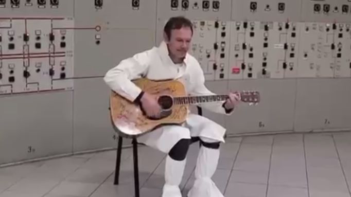 «Все буде добре»: Вакарчук заспівав на Чорнобильській АЕС (відео)