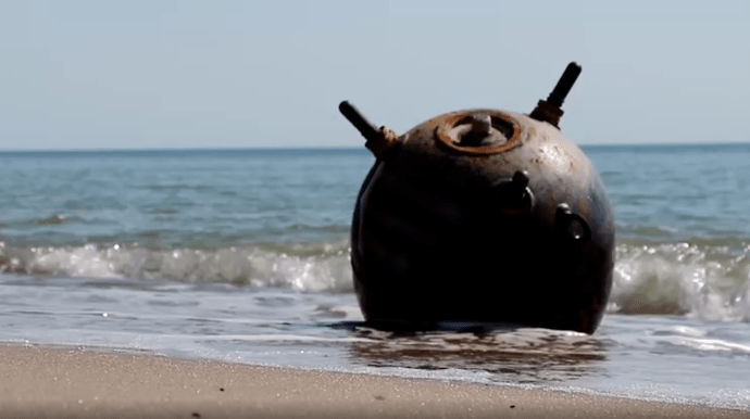На Одещині на берег вимило дві російські якірні міни (відео)