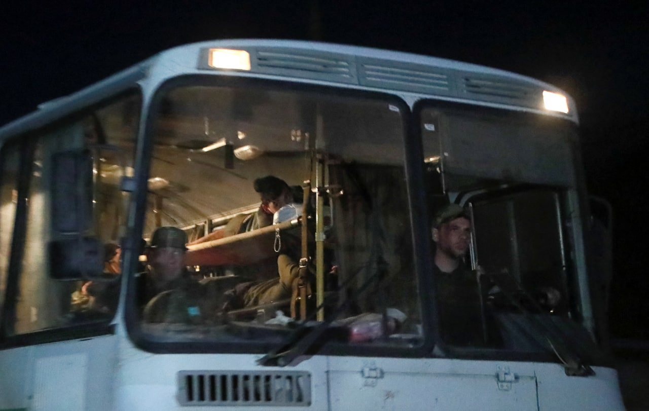 Близько 10-ти автобусів виїхало з «Азовсталі» з українськими військовими (ОНОВЛЕНО)
