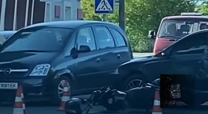 У Ковелі біля райуправління поліції скутер врізався у легковик (відео)