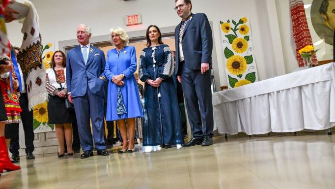 Принц Чарльз та герцогиня Камілла зустрілись з українцями у Канаді: їм подарували марку з російським кораблем