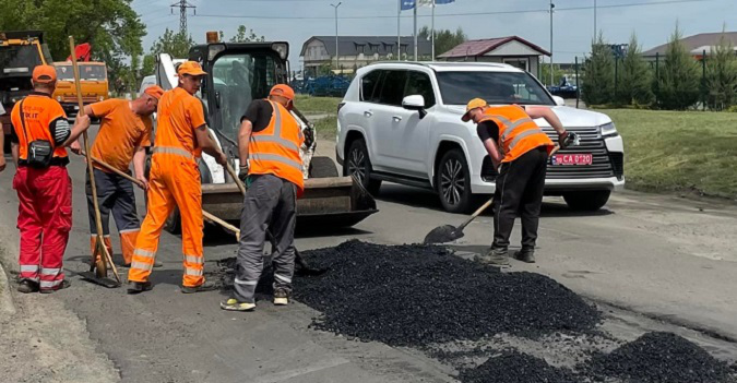 У Луцьку почали ремонтувати аварійні ділянки доріг (фото, відео)