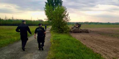 На Київщині водій трактора підірвався на міні російських окупантів