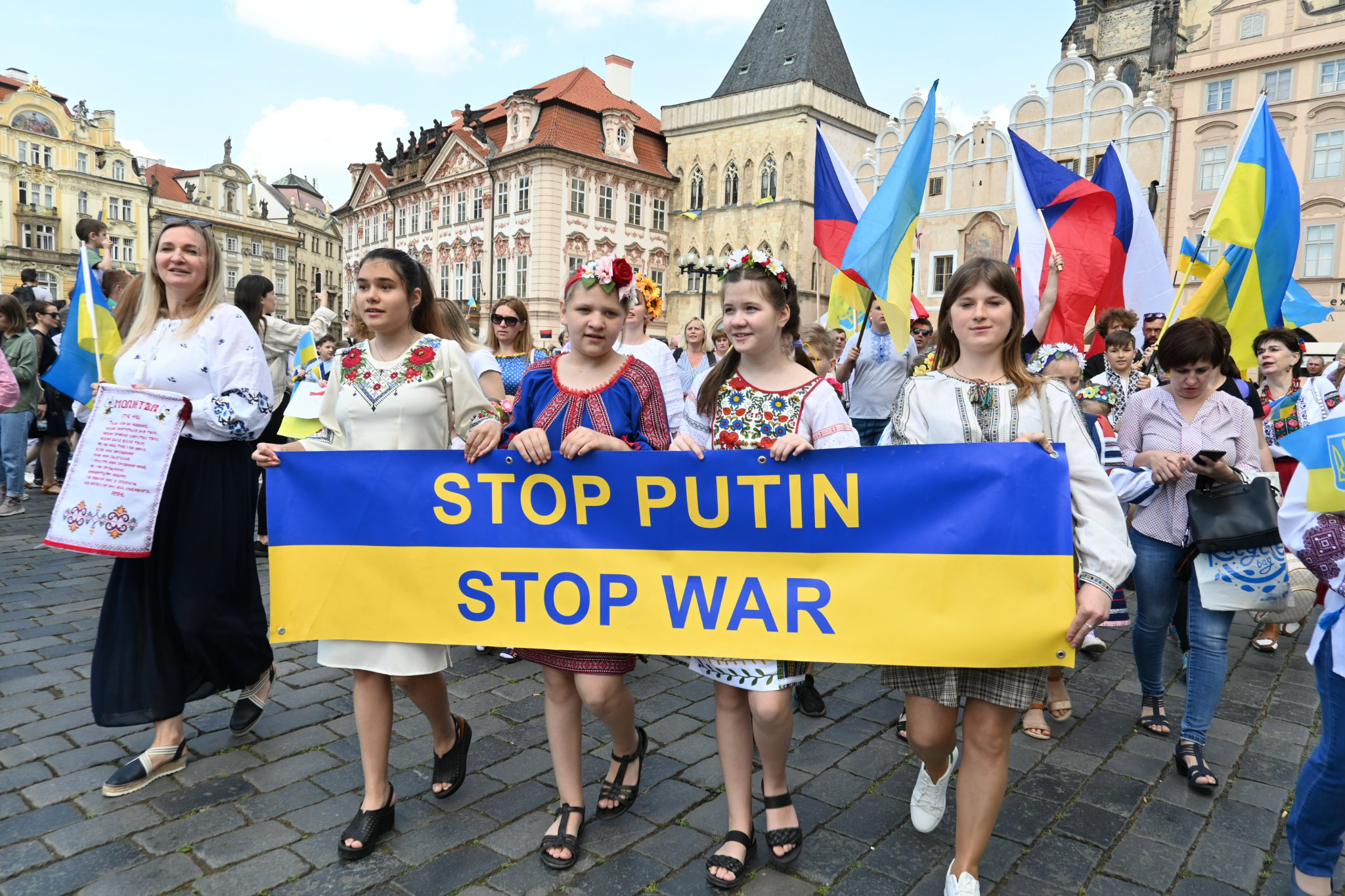 Українці провели парад вишиванок у Празі на знак подяки Чехії за допомогу (фото)