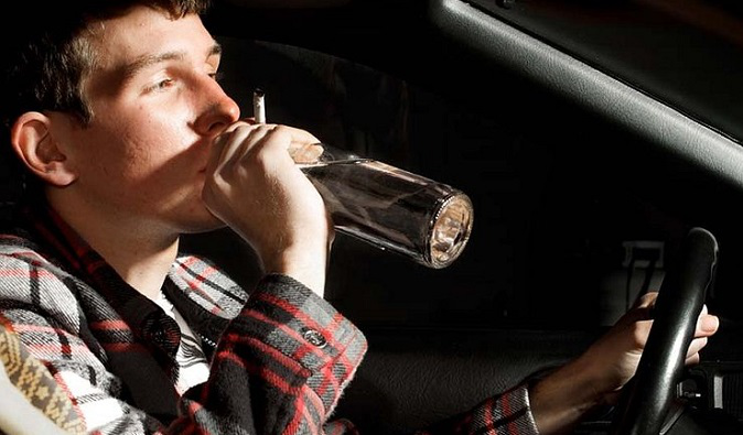Пив за кермом: у Луцьку вночі зловили п'яного 25-річного водія