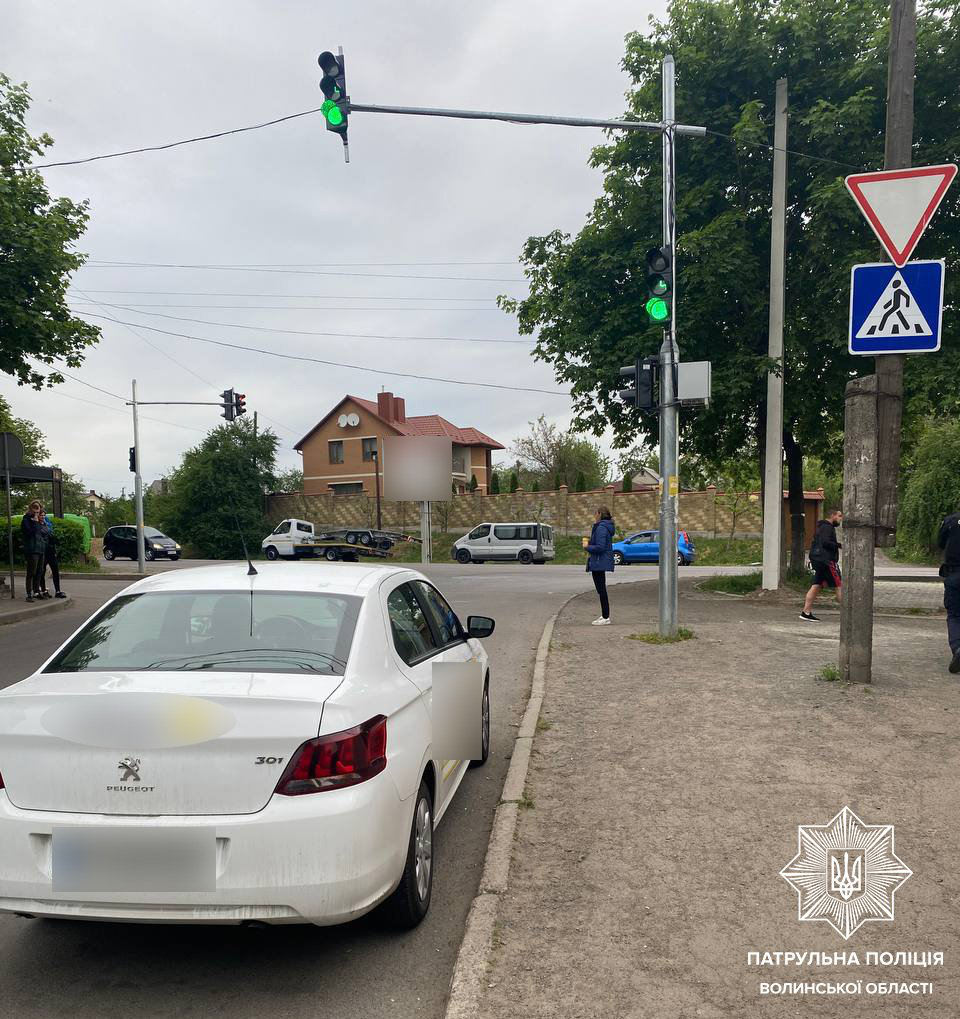 У Луцьку покарали таксиста, який припаркувався біля пішохідного переходу