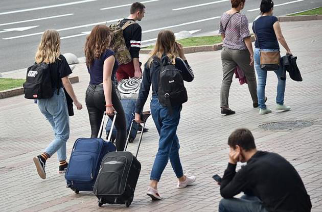 «Заможні туристи»: у квітні українці за кордоном витратили два мільярди доларів