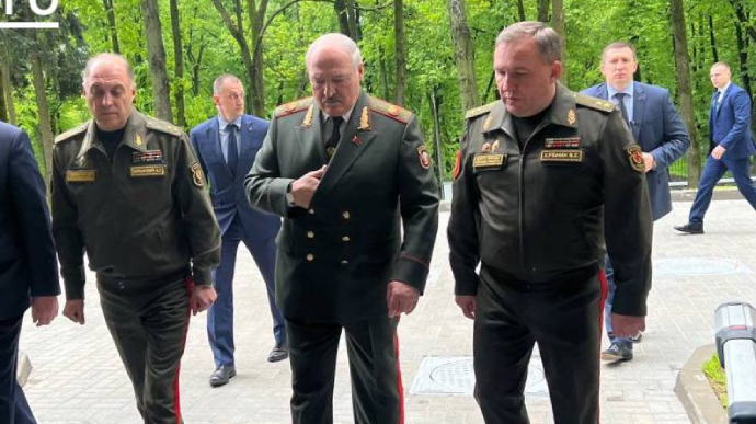 Лукашенко наказав своєму міністру оборони робити висновки з війни росії проти України