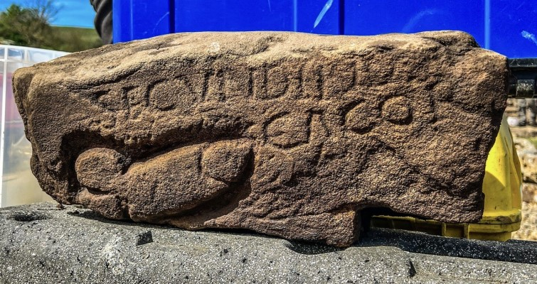 У Британії знайшли античний камінь з малюнком пеніса та образливим словом (фото)
