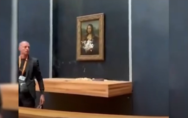 У Луврі переодягнений у стареньку жінку вандал кинув торт у картину «Мона Ліза»
