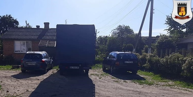 У Луцьку муніципали виписали штрафи тим, хто паркується на газонах (фото)