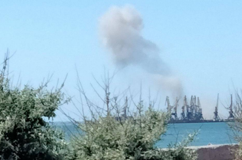 В районі порту окупованого Бердянська пролунало два вибухи (відео)