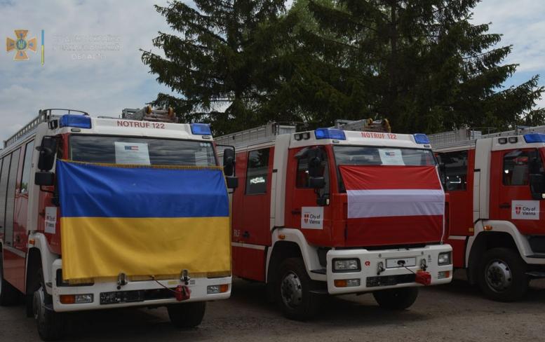 Австрія передала Україні 11 пожежно-рятувальних авто і 5 реанімобілей