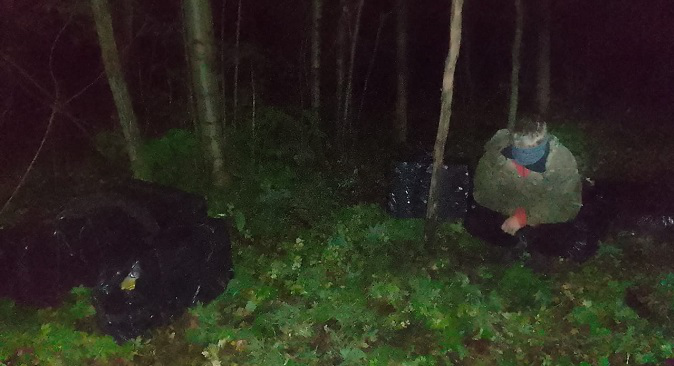 У лісі зловили волинянина, який тягнув 500 блоків сигарет з Білорусі (фото)