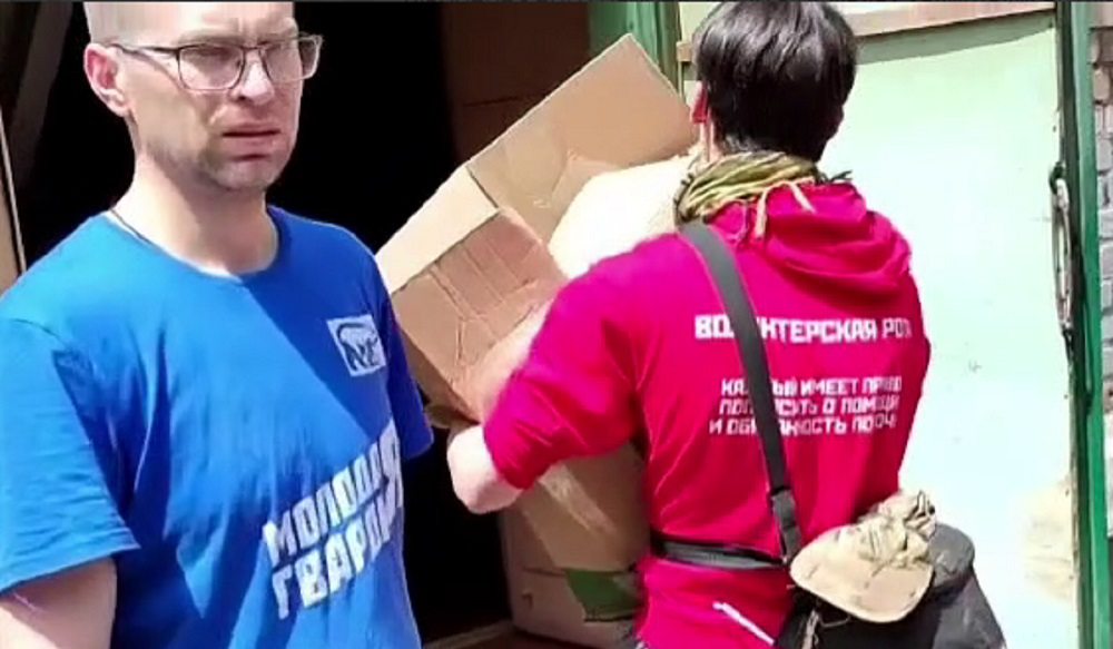 Російські окупанти завезли 5 тисяч своїх підручників до школи в Маріуполі