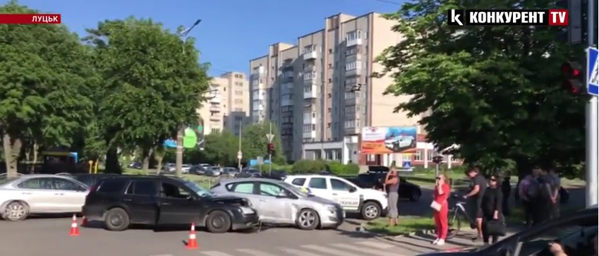 У Луцьку не поділили дорогу два автомобілі (відео)