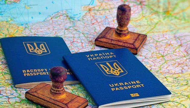 Скоро українцям можуть дозволити їхати за кордон (відео)