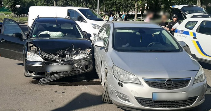 ДТП у Луцьку: не поділили дорогу Opel і Ford (фото)