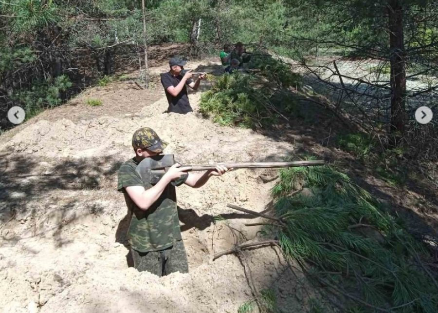 У Білорусі школярів вчать стріляти з лопат (відео)