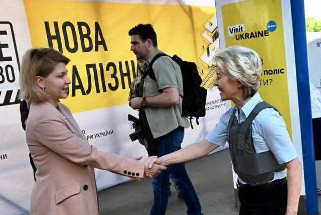 Президентка Єврокомісії прибула до Києва і запевнила, що Європа з Україною