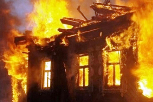 У Луцькому районі палав будинок, вогонь гасили дві бригади