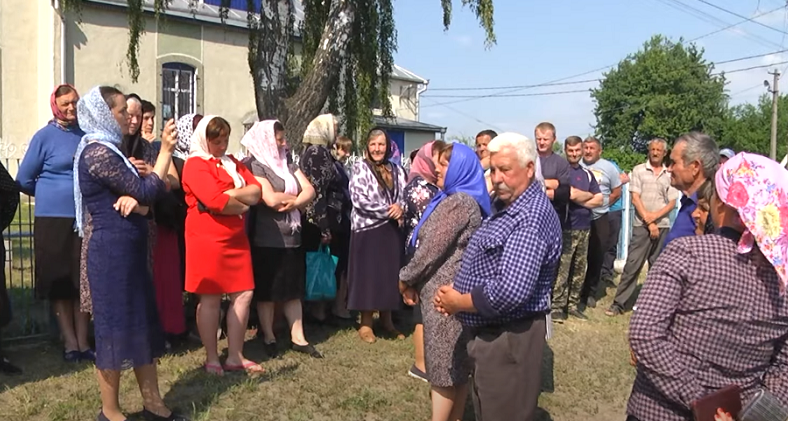 У селі на Волині віряни «московського патріархату» чатують біля храму