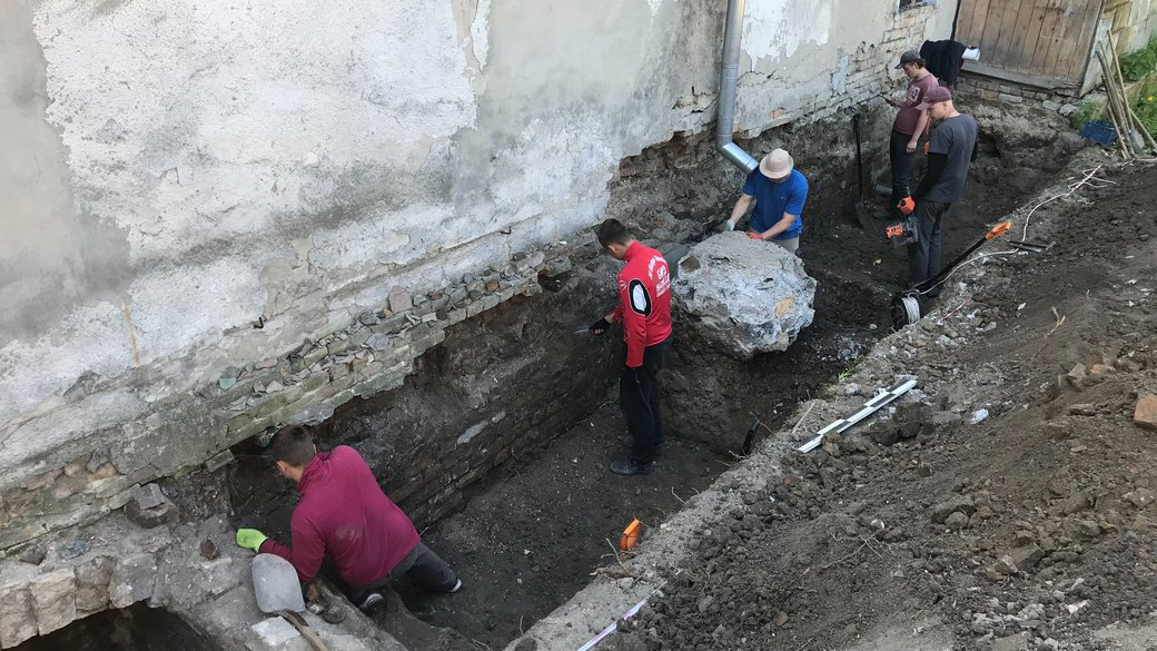 У Луцьку знайшли вхід до трьох підземних кімнат монастиря шариток (фото)