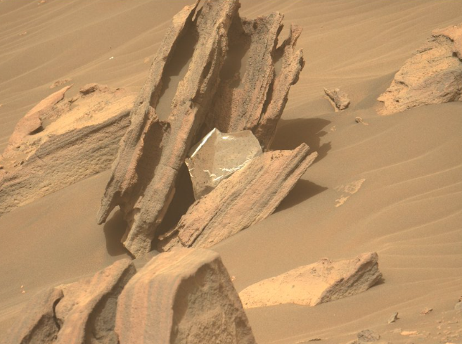 Марсохід знайшов на Червоній планеті шматок термоковдри