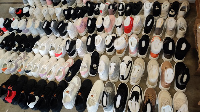 Через «Ягодин» намагалися провезти понад 200 кілограмів спортивного взуття (фото)