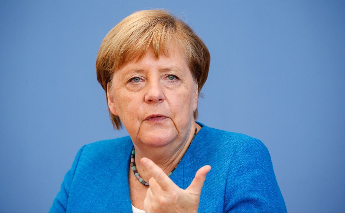Меркель припускає, що путін чекав на її відставку, перш ніж напасти на Україну
