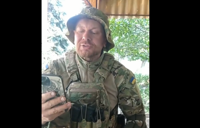 Положинський в перервах між обстрілами записав пісню про волонтерів (відео)