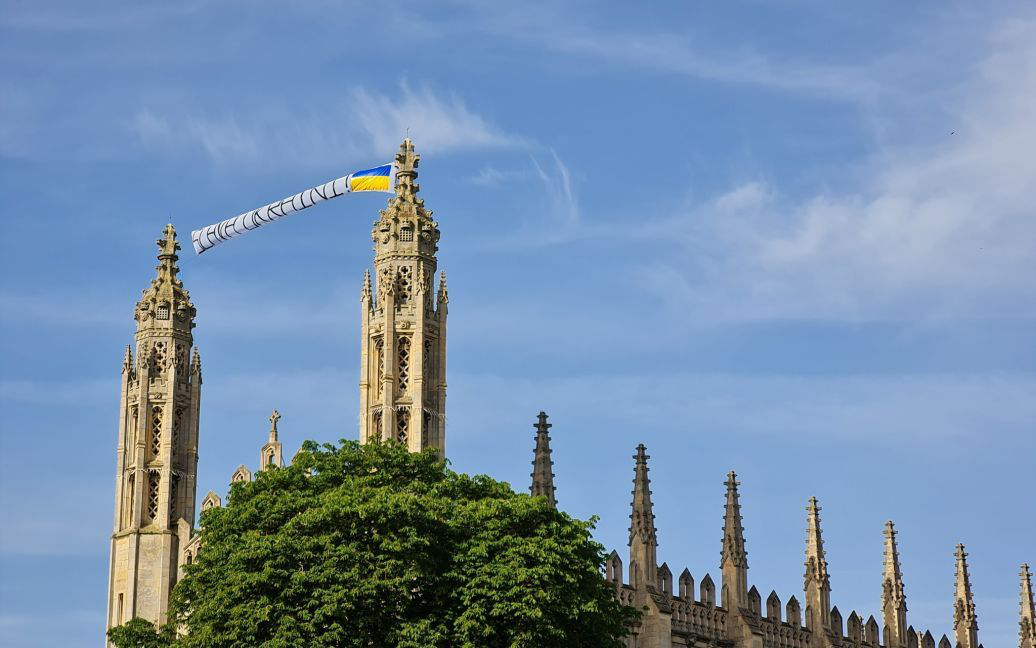 На пам’ятній будівлі Кембриджського університету замайорів український прапор (фото)