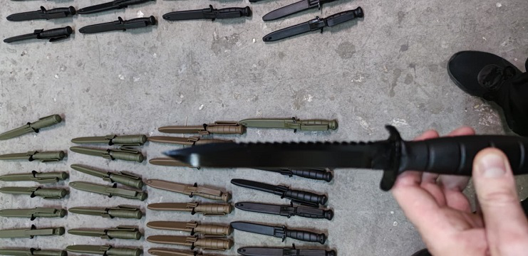 У «Ягодині» затримали партію бойових ножів Glock (фото)