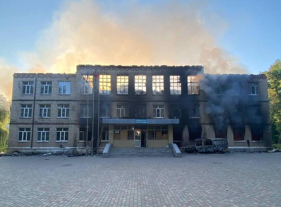 В Авдіївці окупанти обстріляли школу «Градами» з магнієвим зарядом (фото, відео)