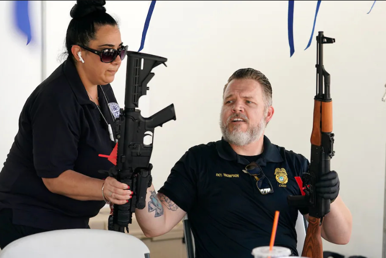 Поліція Маямі закликала американців здати зброю, щоб передати її ЗСУ