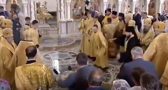 Вперед ногами: патріарх Кирило послизнувся і впав під час освячення храму (відео)