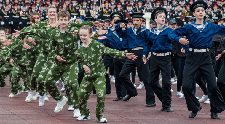 На росії пропонують брати на службу за контрактом випускників шкіл