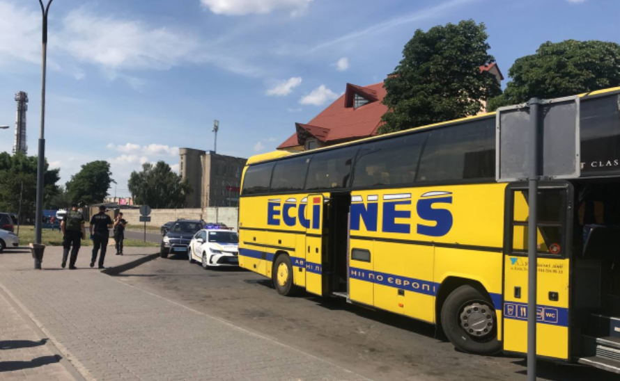 ❗️ У Луцьку в автобусі знайшли запал від гранати: людей евакуювали (оновлено, відео)