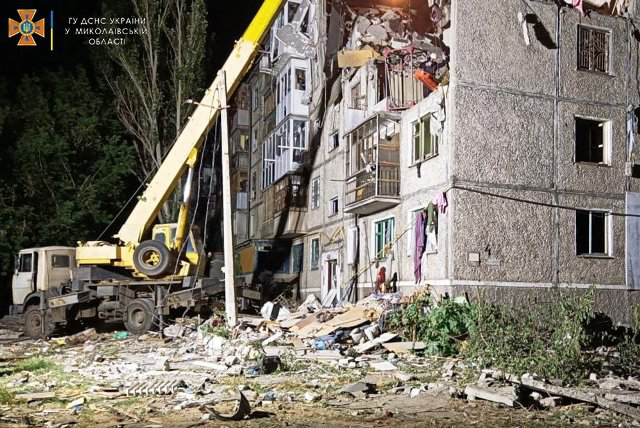 Миколаїв: кількість жертв ракетного удару зросла до 6, розбір завалів триває