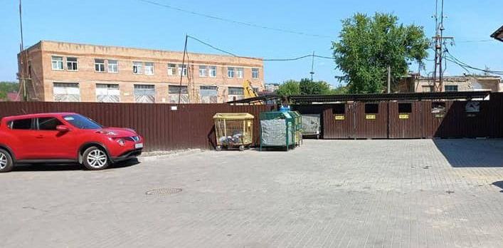 «Хаотичне паркування»: муніципали знайшли порушника у дворі новобудови у Луцьку (фото)