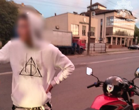 У Луцьку поліцейські зловили неповнолітнього мотоцикліста