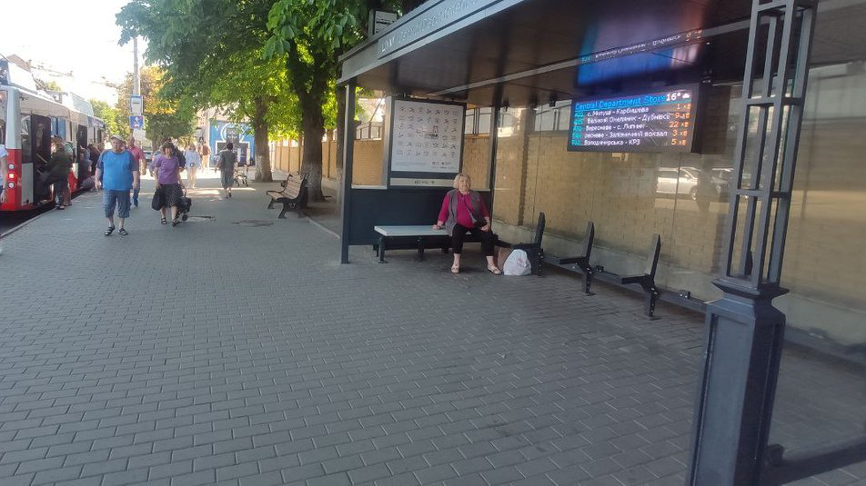 У Луцьку із зупинок громадського транспорту зникли лавки (відео)