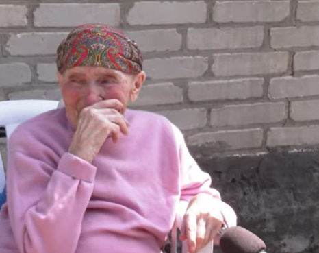 «Вона мене задушить»: на Волині 92-річна жінка через хату потерпає від доньки (відео)