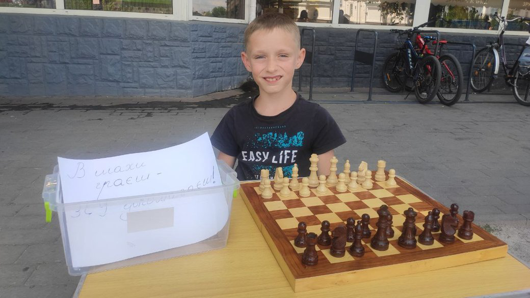 У Луцьку хлопчик-переселенець з Бучі збирає гроші для ЗСУ грою в шахи (відео)