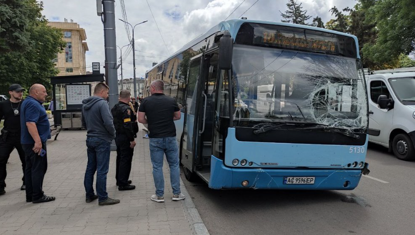 У центрі Луцька автобус врізався в маршрутку (фото, відео)